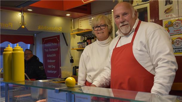 Das Foto zeigt Wolfgang und Brigitte Krams in ihrem Imbisswagen. 