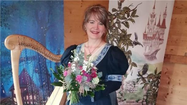 Frau an der Harfe