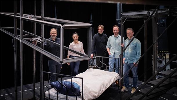Bringen mit der Oper „Breaking The Waves“ spannenden Stoff und anregende Musik auf die Bühne des Bremerhavener Stadttheaters: (v.l.) Toni Burkhardt, Adriana Mortelliti, Marc Niemann, Markus Tatzig und Wolfgang Kurima Rauschnigg.
