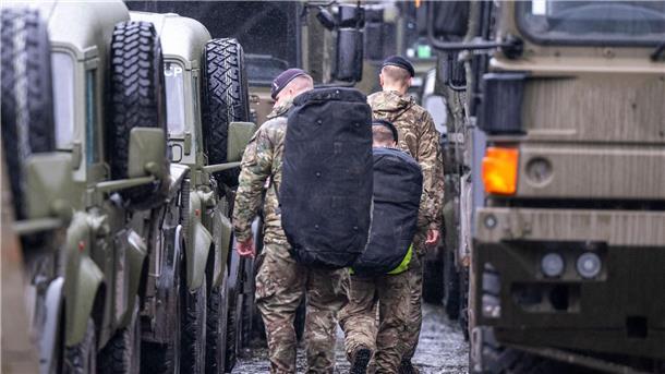 Britische Soldaten auf dem Gelände einer Bundeswehrkaserne bei Paderborn. Die Briten machen im Rahmen der Übung Brilliant Jump als Teil der Großübung Steadfast Defender 24 in Ostwestfalen für eine Nacht Station.