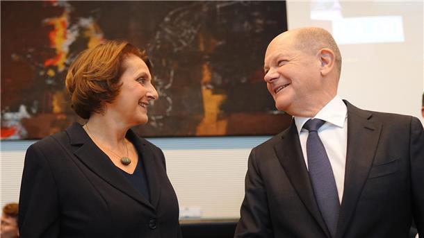 Merz, Paluch oder Ernst: Wer wird die nächste Kanzlergattin? Britta Ernst begleitet ihren Mann, Kanzler Olaf Scholz, auch auf Terminen - legt aber Wert darauf, dass sie ein eigenes Leben hat (Archivbild).