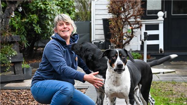 Britta Rademacher erinnert sich an das Erlebte in der Corona-Pandemie. Am Arbeitsplatz können wir keine Fotos machen. Aber ein Foto mit Henry und Hannes im Garten ist der Altenpflegerin auch lieber.