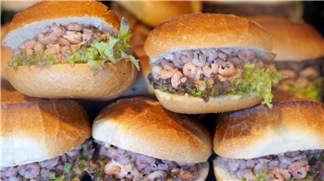 Brötchen mit Nordseekrabben in der Auslage eines Fischbrötchen-Imbisses an den Hamburger Landungsbrücken.