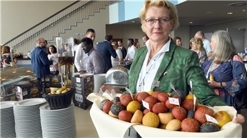 Brötchen und andere Algenprodukte: „Gastgeberin“ Dr. Birgit Schmidt-Puckhaber freute sich, sie zur Happy Hour im Conference Center kredenzen zu dürfen.