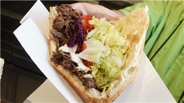Brot, Fleisch, Salat: Für viele kann es kein besseres Fast Food geben als einen Döner. Den Namen darf er aber nur unter bestimmten Bedingungen tragen.