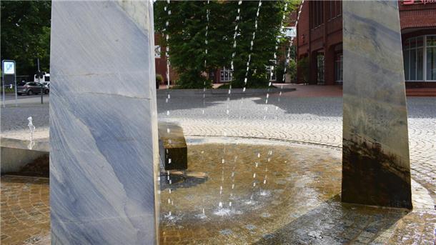 Zevens Antwort auf den Klimawandel: Entsiegeln und Begrünen Zwei Steinklötze, zwischen denen Wasser läuft.