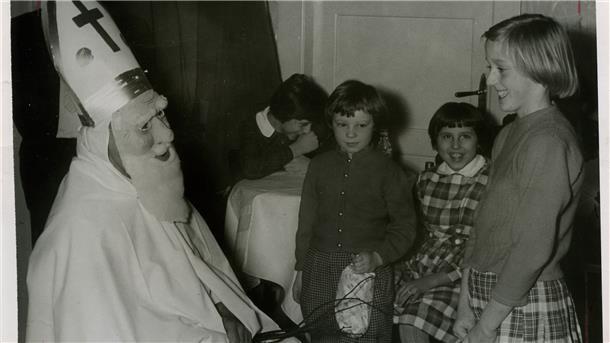 Bruno Moritz verbarg sich hinter der Maske des Nikolaus bei der Weihnachtsfeier der Oberschlesier im Jahr 1956.