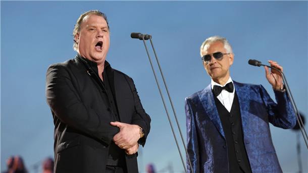 William bei Krönungskonzert: „Stolz auf dich, Pa“ Bryn Terfal (l) und Andrea Bocelli singen während des Konzert.