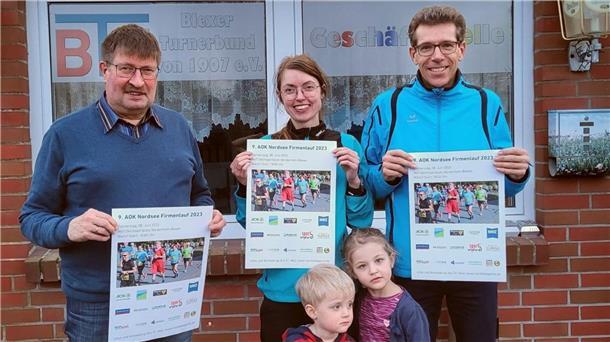 BTB-Vorsitzender Rolf Bultmann (links) sowie Julia Bittner und Organisator Jörg Brunkhorst von der Nordseesports-Laufschule freuen sich über die Rekordanmeldungen für den 9. AOK-Nordsee-Firmenlauf.