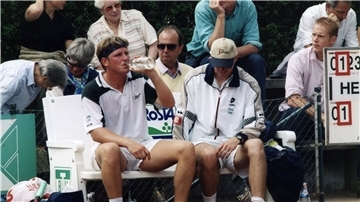 BTV-Legende Axel Finnberg nimmt beim Seitenwechsel einen Schluck aus der Pulle.