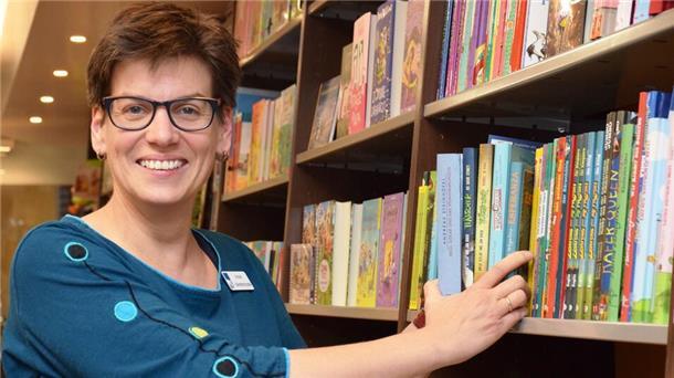 Frau am Bücherregal