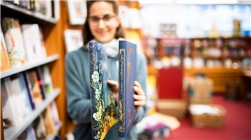 Buchrücken, die entzücken: Buchhändlerin Alexandra Köpping von der Buchhandlung Memminger in Bremerhaven zeigt ihr Lieblingsexemplar "Alle Farben des Lebens" von Autorin Lisa Aisato. Foto: Hartmann