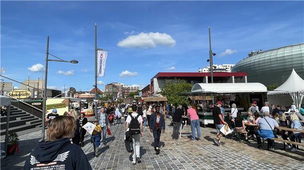 Viele Menschen laufen durch die Havenwelten in Bremerhaven.