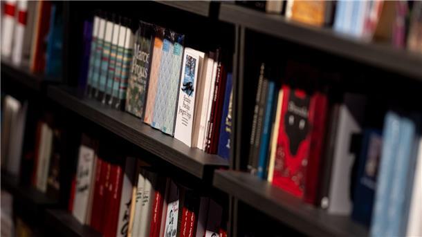 Bücher, die keinen Farbschnitt haben, werden fast schon links liegen gelassen, berichtet Julia Kniep vom dtv. (Archivbild)