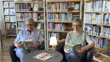 Bücherei-Chefin Anne Holsten (rechts) setzt sich auch gerne zu den Besuchern und genießt das ein oder andere Buch.