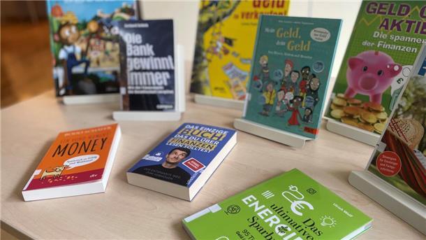 Mehrere Bücher liegen auf einem Tisch.
