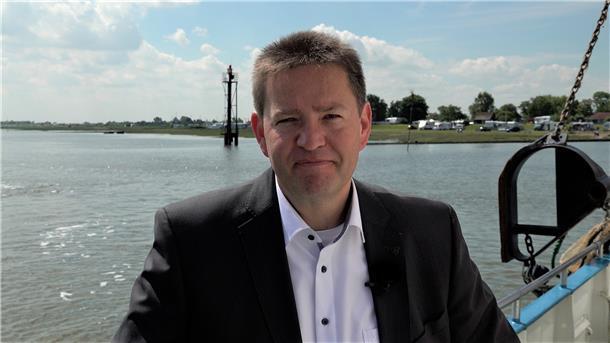 Bürgermeister Axel Linneweber hat eine besondere Beziehung zum Fedderwardersieler Hafen. Sein Opa und seine beiden Onkel waren Fischer. Familienurlaube fanden auf dem Wasser statt.
