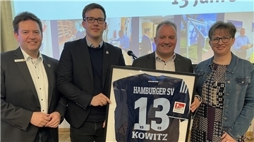 Bürgermeister Axel Linneweber und Patrik Poelmeyer, der jetzt kommissarisch die TSB-Geschäftsführung übernimmt, verabschiedeten sich von Robert Kowitz und dessen Frau Bianca. Vom TSB-Team gab es ein ganz spezielles HSV-Trikot als Abschiedsgeschenk.
