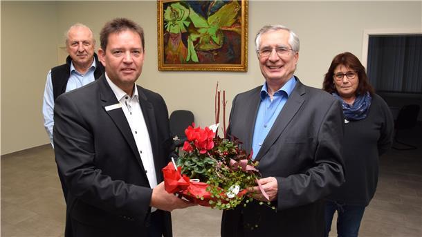 Bürgermeister Axel Linneweber (Zweiter von links) heißt Dr. Knut Mittelstädt (Dritter von links) in Butjadingen willkommen. Bei seiner Arbeit in Tossens kann der Frauenarzt auf die Unterstützung von Praxis-am-Wattenmeer-Mitbetreiber Dr. Robert Ceskel und Arzthelferin Susanne Küpker setzen.