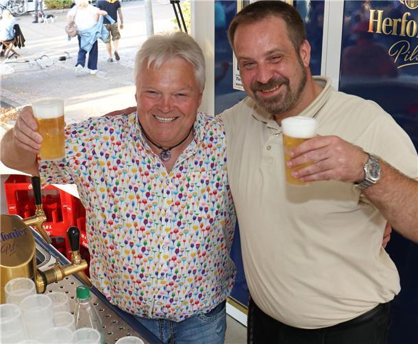 Bürgermeister Bernd Schlesselmann beim Freibieranstich