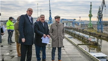 Bürgermeister Dr. Andreas Bovenschulte besichtigt mit Oberbürgermeister Melf Grantz und Dieter Petram (von links) das Werftquartier in Bremerhaven.