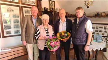 Bürgermeister Hanjürgen Grabner (links) und sein Stellvertreter Thomas Brunckhorst (rechts) danken Ursula Brix für die langjährige Leitung der Rhader Heimatstube und übergeben die Nachfolge an Hans-Hermann Bohling.