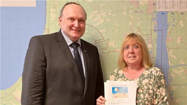 Bürgermeister Harald Stindt und Rathaus-Mitarbeiterin Petra Kintscher freuen sich über das vielseitige Ferienpassangebot.