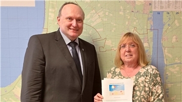 Bürgermeister Harald Stindt und Rathaus-Mitarbeiterin Petra Kintscher freuen sich über das vielseitige Ferienpassangebot.