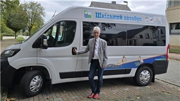 Bürgermeister Michael Kurz steht vor dem für die ukrainische Partnerstadt bestimmten Bus.