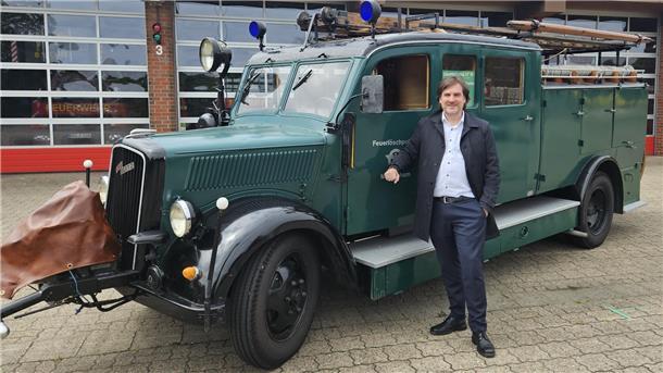 Bürgermeister Nils Siemen freut sich, dass mit dem Oldtimer als Museumsstück nun ein Stück Nordenhamer Feuerwehrgeschichte einem interessierten Publikum zugänglich gemacht