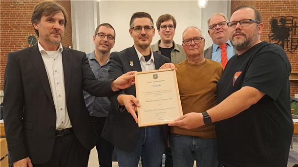 Bild von Nils Siemen, Renko Schick, Michael Güttler, Mirko Baacke, Hans-Helmut Petter, Jens Osterwohldt und Malte Brunßen bei der Verleihung des Nordenhamer Umweltpreises an den Butjadinger Fischereiverein
