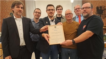 Bild von Nils Siemen, Renko Schick, Michael Güttler, Mirko Baacke, Hans-Helmut Petter, Jens Osterwohldt und Malte Brunßen bei der Verleihung des Nordenhamer Umweltpreises an den Butjadinger Fischereiverein