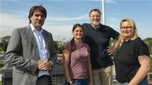 Wichtige Investitionen in Klärwerk und Stadtentwässerung Bürgermeister Nils Siemen (links) und Dezernent Sven Hinderks wurden von Marika Pietzsch, Leiterin des Amts für Stadtentwässerung (rechts), und Milena Munderloh-Schulz, Betriebsleiterin der Kläranlage (2. v. l.), über den Baufortschritt am Klärwerk Nordenham informiert.