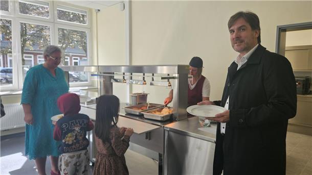 Bürgermeister Nils Siemen machte sich kürzlich ein Bild von der neu eröffneten Mensa in Blexen und tauschte sich mit der kommissarischen Schulleiterin Ilka Harjehusen (1. V. links) aus.