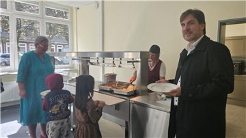 Bürgermeister Nils Siemen machte sich kürzlich ein Bild von der neu eröffneten Mensa in Blexen und tauschte sich mit der kommissarischen Schulleiterin Ilka Harjehusen (1. V. links) aus.