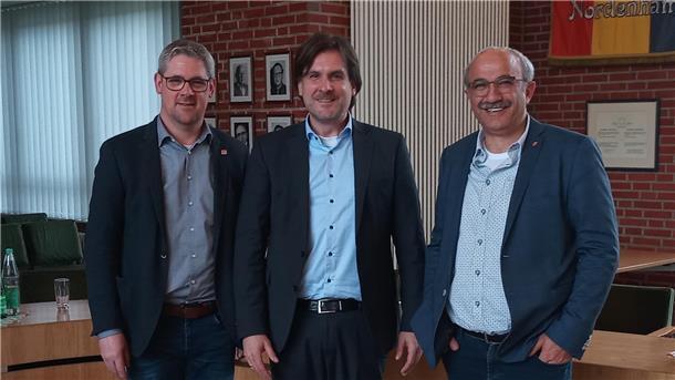 Arbeitnehmer-Empfang: Plädoyer für „Ungebrochene Solidarität“ Bürgermeister Nils Siemen (Mitte) empfing neben Mustafa Dogan (recchts) und Jochen Luitjens rund 40 weitere Gäste.