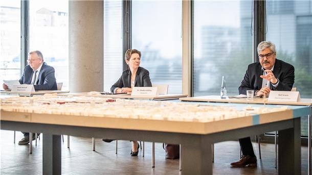 Werftquartier setzt Akzente über die Stadt hinaus Bürgermeister Torsten Neuhoff, Häfensenatorin Claudia Schilling und Bremerhavens Oberbürgermeister Melf Grantz (von links) präsentierten den Zwischenbericht für die Planungen des Werftquartiers. Foto Hartmann
