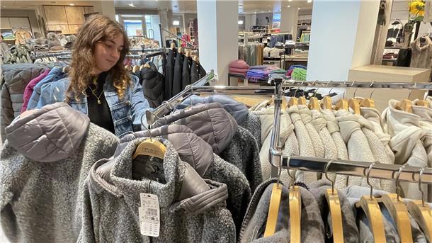 Schock für die Nordenhamer Innenstadt: Das Modehaus Büsing schließt Mitarbeiterin Luna Bengoechea präsentiert Ware im Modehaus Büsing in der Nordenhamer Fußgängerzone.