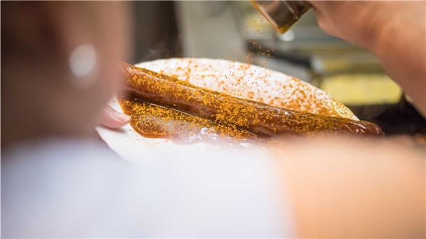 Buletten, Currywurst und Hähnchen sind im Imbiss in der Leher Hafenstraße die Dauerbrenner.