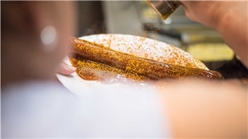 Buletten, Currywurst und Hähnchen sind im Imbiss in der Leher Hafenstraße die Dauerbrenner.