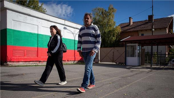Patt in Bulgarien nach Wahlsieg von bürgerlicher Partei Bulgarien hat ein neues Parlament gewählt. Hier kommt ein Ehepaar zur Stimmabgabe in ein Wahllokal in Bankya.