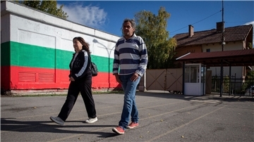 Bulgarien hat ein neues Parlament gewählt. Hier kommt ein Ehepaar zur Stimmabgabe in ein Wahllokal in Bankya.