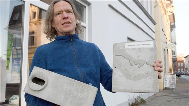 Neues Projekt: Hilfe für Stadtvögel in Bremerhaven BUND-Geschäftsführer Bernd Quellmalz präsentiert den Nistkasten für Mauersegler (links).