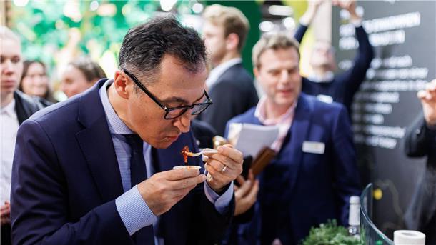 Bundesagrarminister Cem Özdemir probiert während eines Rundgangs auf der Messe Biofach veganes Gyros.