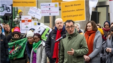 Bundesagrarminister Cem Özdemir spricht zu Tilnehmern der Demonstration der Initiative „Wir haben es satt!“.