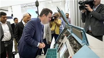 Bundesarbeitsminister Hubertus Heil besucht in Neu Delhi das deutsche Unternehmen Giesecke & Devrient Information Technology, das unter anderem Geldzählmaschinen herstellt.