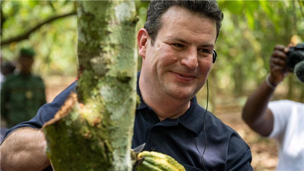 Afrikas Not in deutscher Schokolade Bundesarbeitsminister Hubertus Heil erntet auf einer Kakaoplantage in Agboville an der Elfenbeinküste eine reife Kakao-Schote.