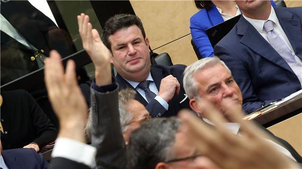 Bundesarbeitsminister Hubertus Heil verfolgt während der Bundesratssitzung die Abstimmung zum Bürgergeld.