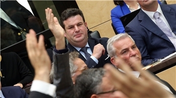 Bundesarbeitsminister Hubertus Heil verfolgt während der Bundesratssitzung die Abstimmung zum Bürgergeld.