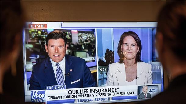 Bundesaußenministerin Annalena Baerbock (Grüne) wird in einer Sendung des US-Fernsehsenders Fox News von Moderator Bret Baier interviewt.